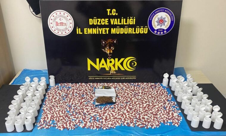 Düzce'de yapılan uyuşturucu operasyonunda 2 bin 694 uyuşturucu hap, 28