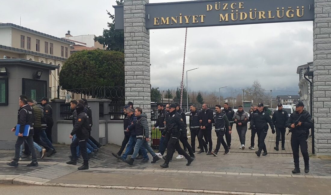 Düzce'de, polisin düzenlediği operasyonda 2 araçta 46 bin 655 tabanca