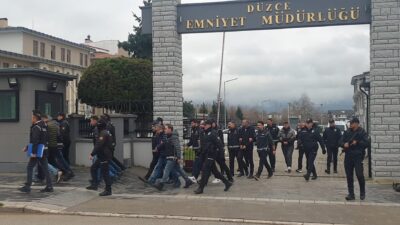 Düzce'de, polisin düzenlediği operasyonda 2 araçta 46 bin 655 tabanca