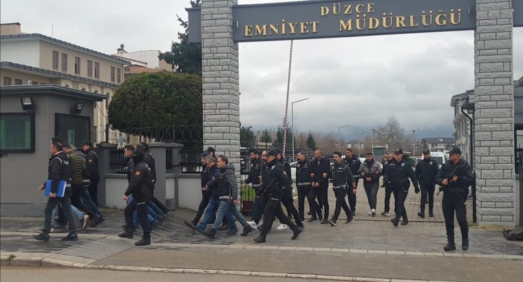 Düzce'de, polisin düzenlediği operasyonda 2 araçta 46 bin 655 tabanca