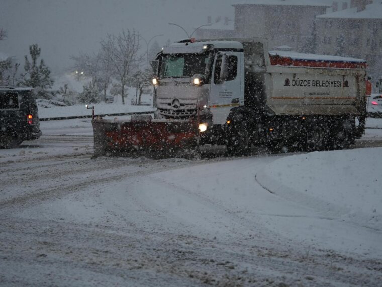 Düzce genelinde etkili olan kar yağışı nedeniyle il genelinde kapanan
