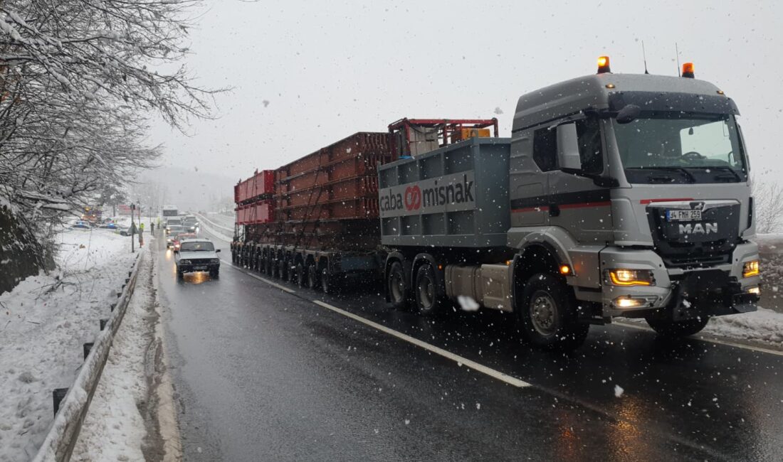 D100 Karayolu Bolu Dağı geçişi Ankara istikameti bir TIR arızalandı. Yoğun kar yağışının