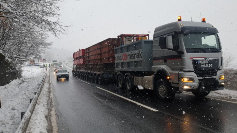 D100 Karayolu Bolu Dağı geçişi Ankara istikameti bir TIR arızalandı. Yoğun kar yağışının