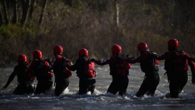 Cumayeri ilçesi Dokuzdeğirmen mevkisindeki çay kenarında toplanan ekip, botlarla suya