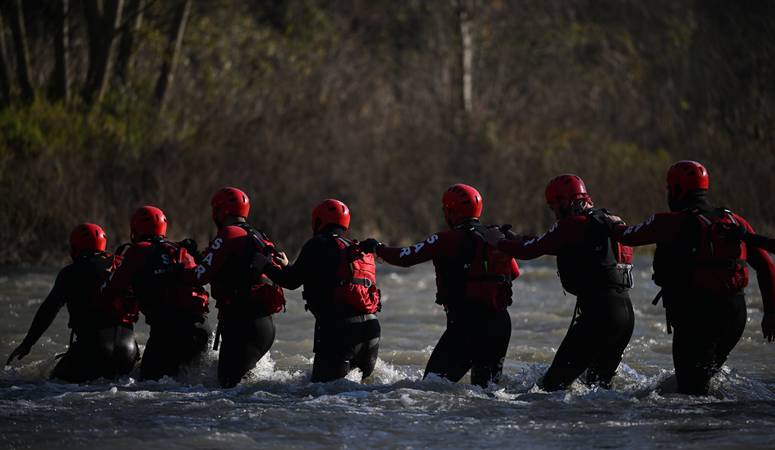 Cumayeri ilçesi Dokuzdeğirmen mevkisindeki çay kenarında toplanan ekip, botlarla suya