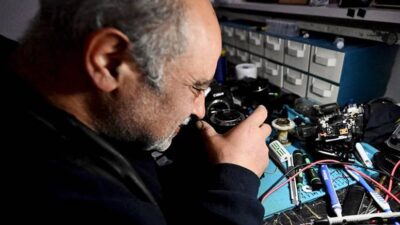 Düzce'de yaşayan fotoğraf makinesi tamircisi Mehmet Akgün, 20 yıl önce