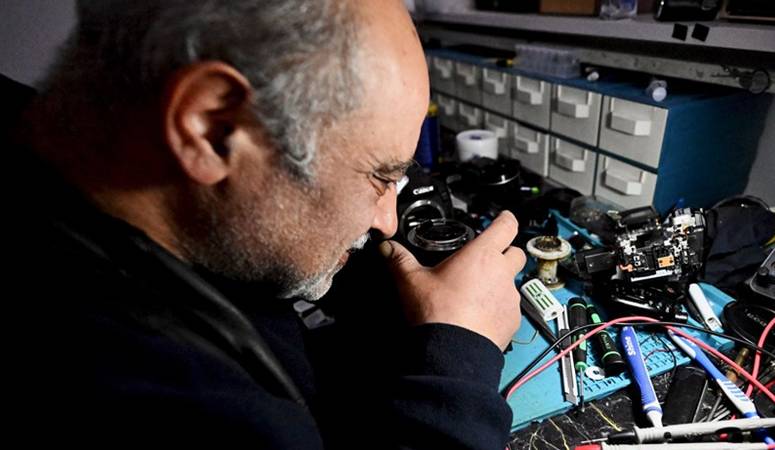 Düzce'de yaşayan fotoğraf makinesi tamircisi Mehmet Akgün, 20 yıl önce