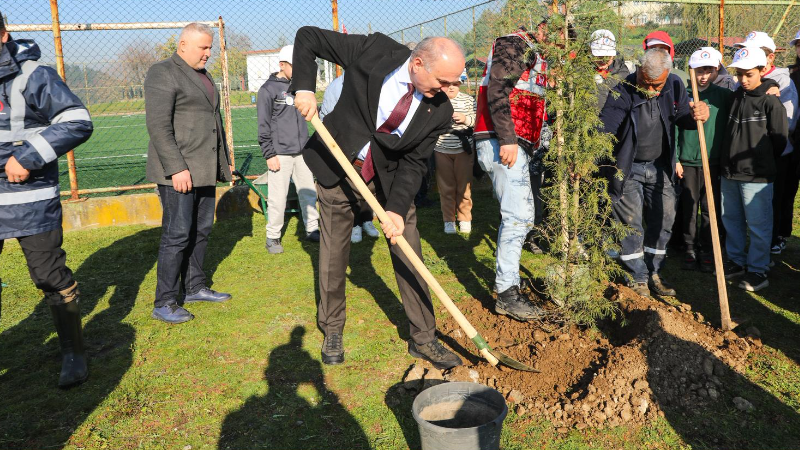 Düzce Belediyesi tarafından düzenlenen etkinlikte, Bahçeşehir Demetevler
Mahallesi’nde 52 ağaç fidanı