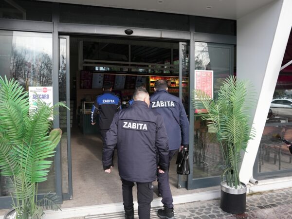 Düzce Belediyesi Zabıta Müdürlüğü, rutin denetimler kapsamında şehir
merkezinde faaliyet gösteren