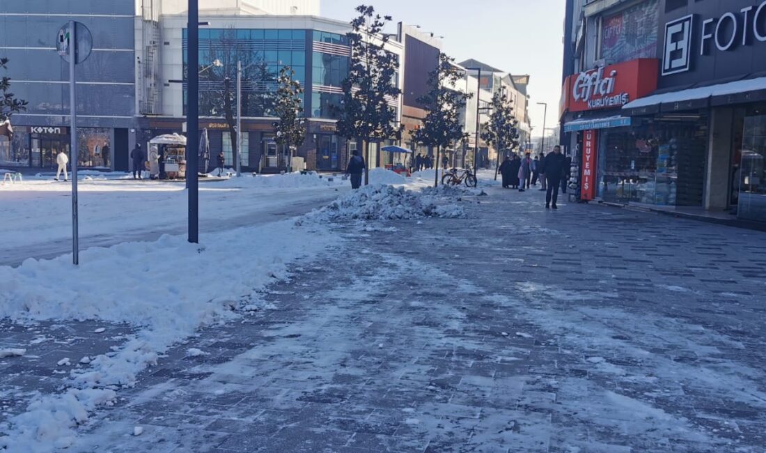 Düzce'de 2 gündür aralıklı yağan kar yağışının ardından kar kalınlığının