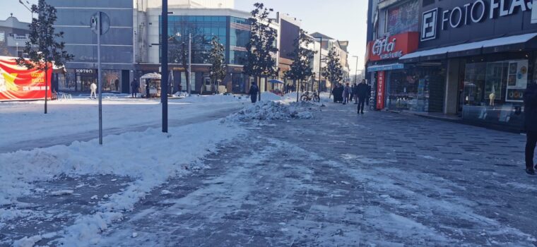 Düzce'de 2 gündür aralıklı yağan kar yağışının ardından kar kalınlığının