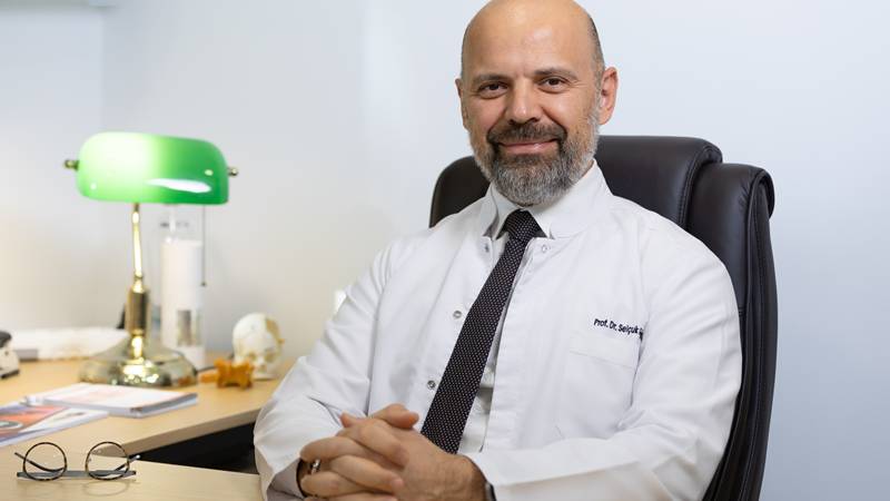 Bel fıtığı, günümüzde uzun süre oturmaya bağlı hareketsiz yaşam tarzı,