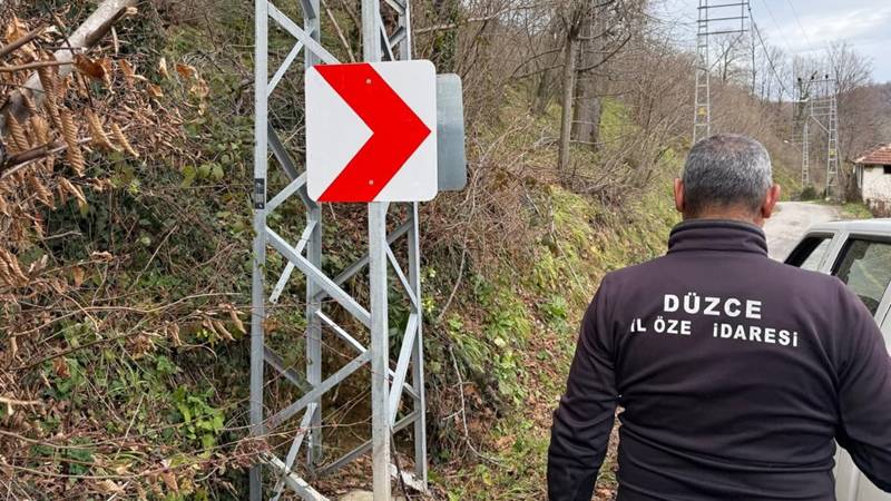 Düzce köy grup yollarında trafik levha çalışmaları hız kazandı Düzce