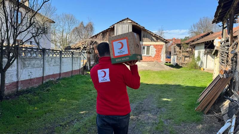 Düzce’de kızılay ekipleri köylerde muhtarlıkların belirlediği hanelere kapı kapı dolaşarak