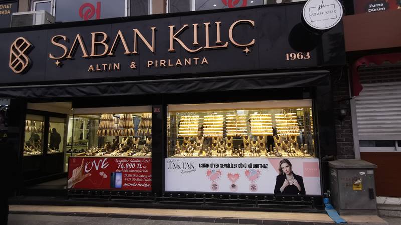 Haftanın son işlem gününde altın fiyatları dalgalı bir başlangıç yaptı.