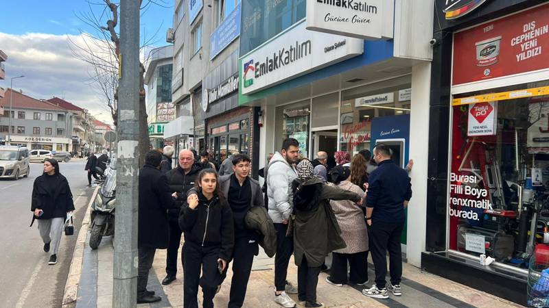 Ev çıkmayanlar Bankaya koştu! Yatırdıkları teminatları geri aldılar. Düzce’de 500