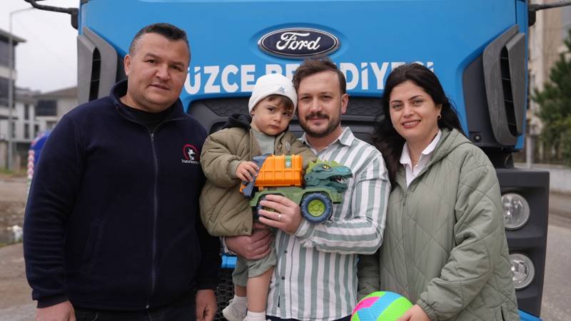 Düzce Belediyesi, çöp kamyonlarına büyük ilgi duyan 20 aylık Arda