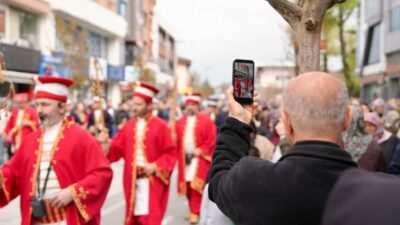 Düzce Belediyesi Mehter Ekibi Cedidiye Meydanı’ndan başlayan yürüyüşü, İstanbul Caddesi