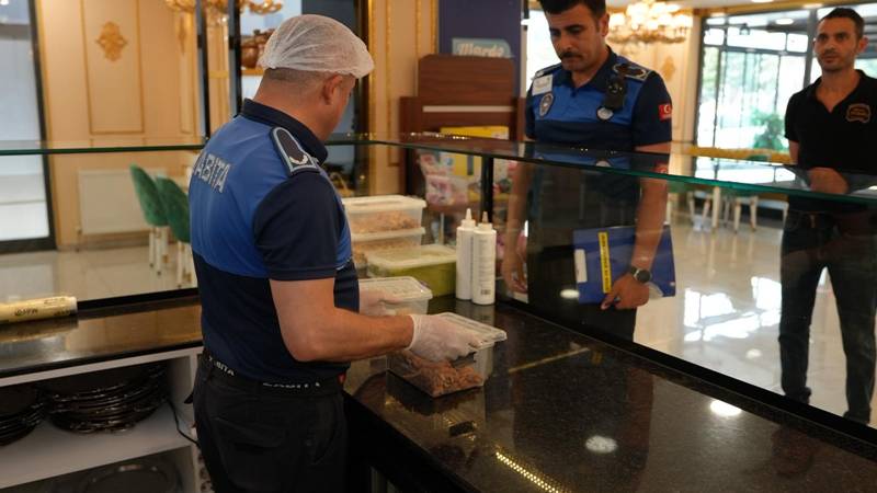 Kurban Bayramı öncesi denetimlerini sıklaştıran Düzce Belediyesi Zabıta Müdürlüğü ekipleri,