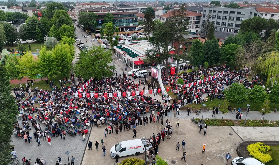 Düzce Belediyesi’nin organizasyonuyla Millet Bahçesi’nde kurulan dev ekranda yayınlanan milli