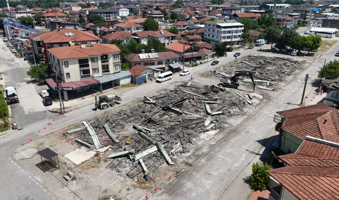 Düzce Belediyesi, şehir genelinde risk oluşturan ve kullanım ömrünü tamamlayan