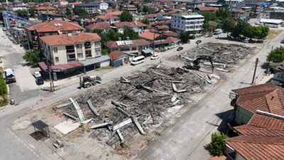 Düzce Belediyesi, şehir genelinde risk oluşturan ve kullanım ömrünü tamamlayan