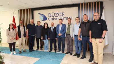 Düzce Çalışan Gazeteciler Cemiyeti Yönetim Kurulu ve yerel basın temsilcileri,