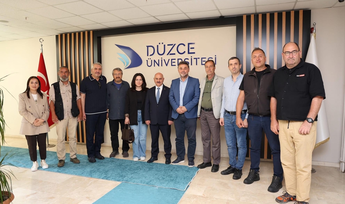 Düzce Çalışan Gazeteciler Cemiyeti Yönetim Kurulu ve yerel basın temsilcileri,