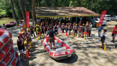 Düzce Belediyesi, yaz boyunca düzenlediği etkinliklerle gençleri spor ve doğayla